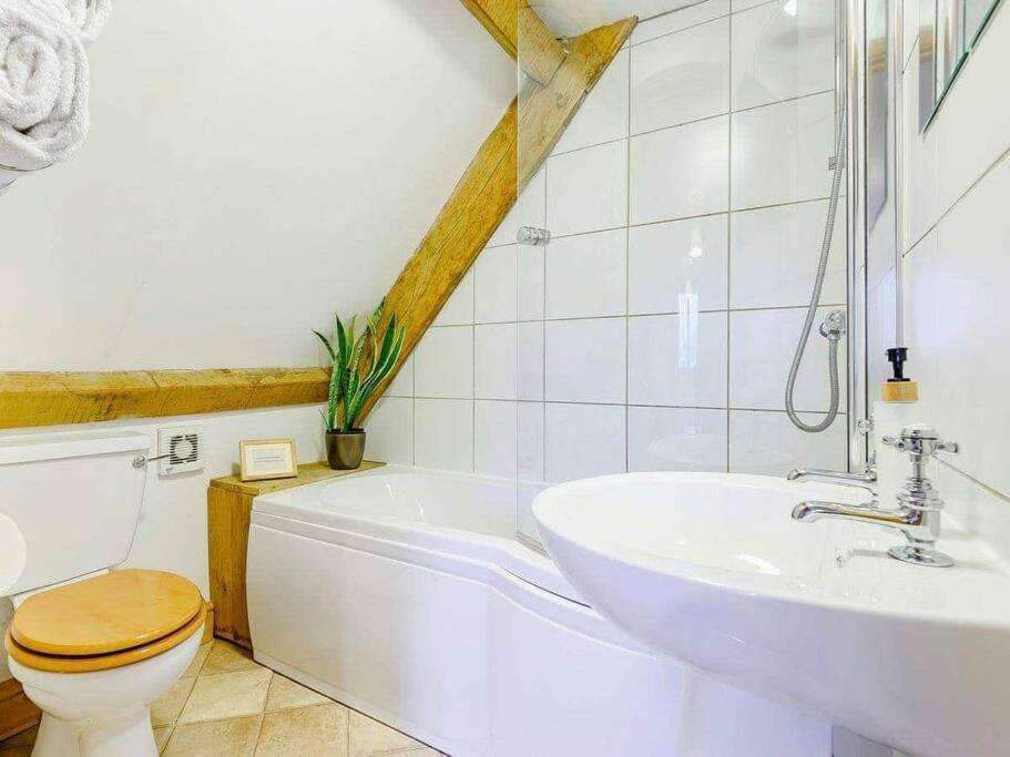 Beech Cottage, Spacious Rural Retreat Usk Bagian luar foto
